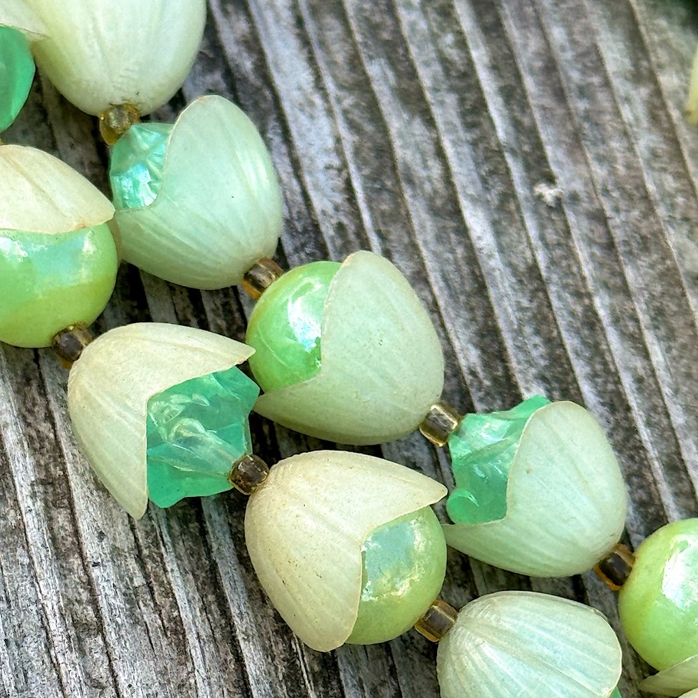 💚 Vintage Hong Kong Green Collectible Necklace
